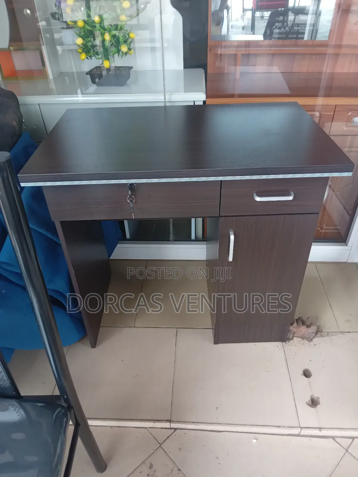 Good Looking Office Table
