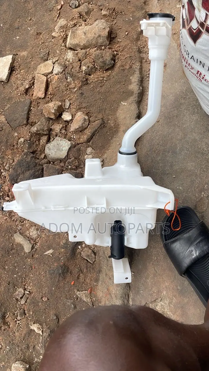 Toyota Hilux Wiper Tank Bottle