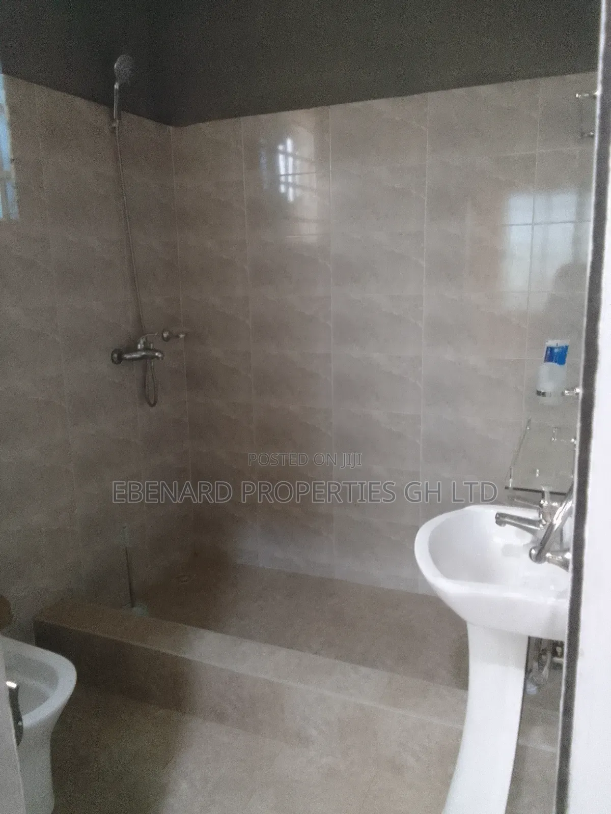 2bdrm Apartment in Ebenard Properties, Tema Metropolitan for rent