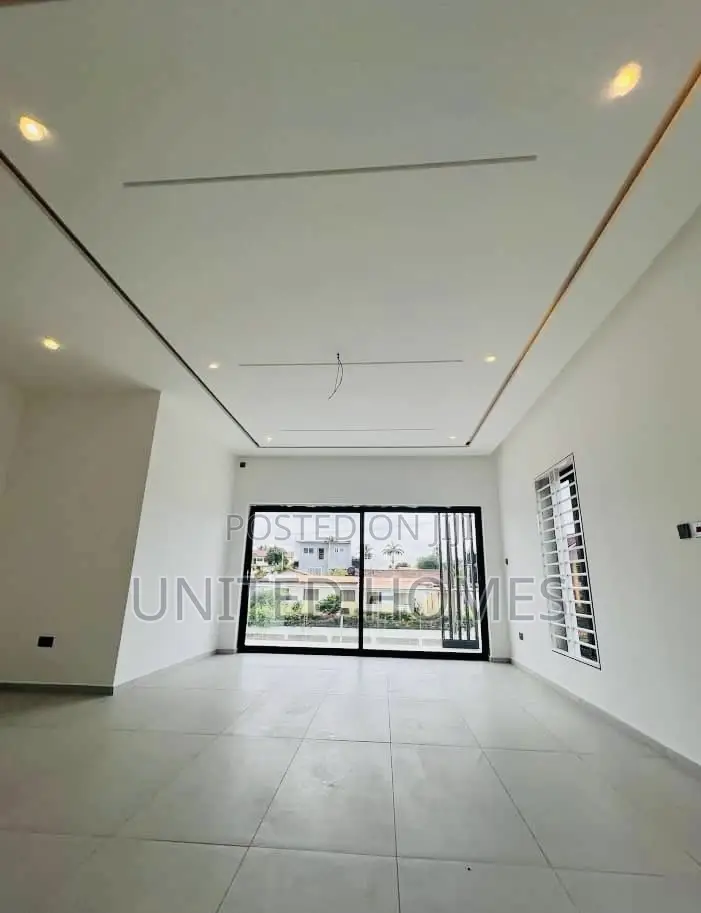 6bdrm House in Achimota for sale