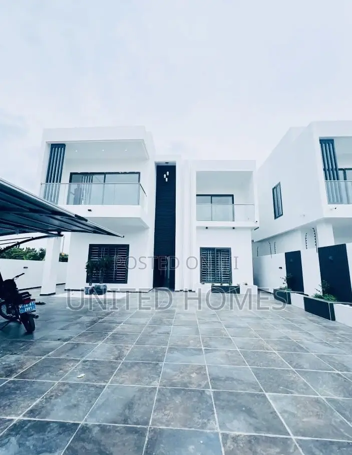 6bdrm House in Achimota for sale