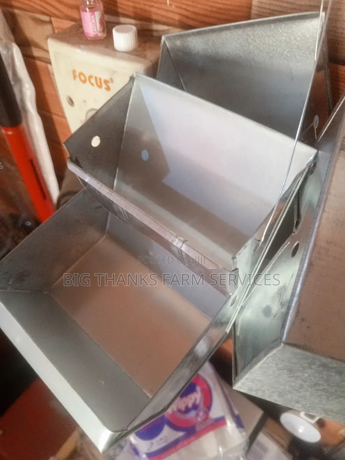 Metallic J Feeders