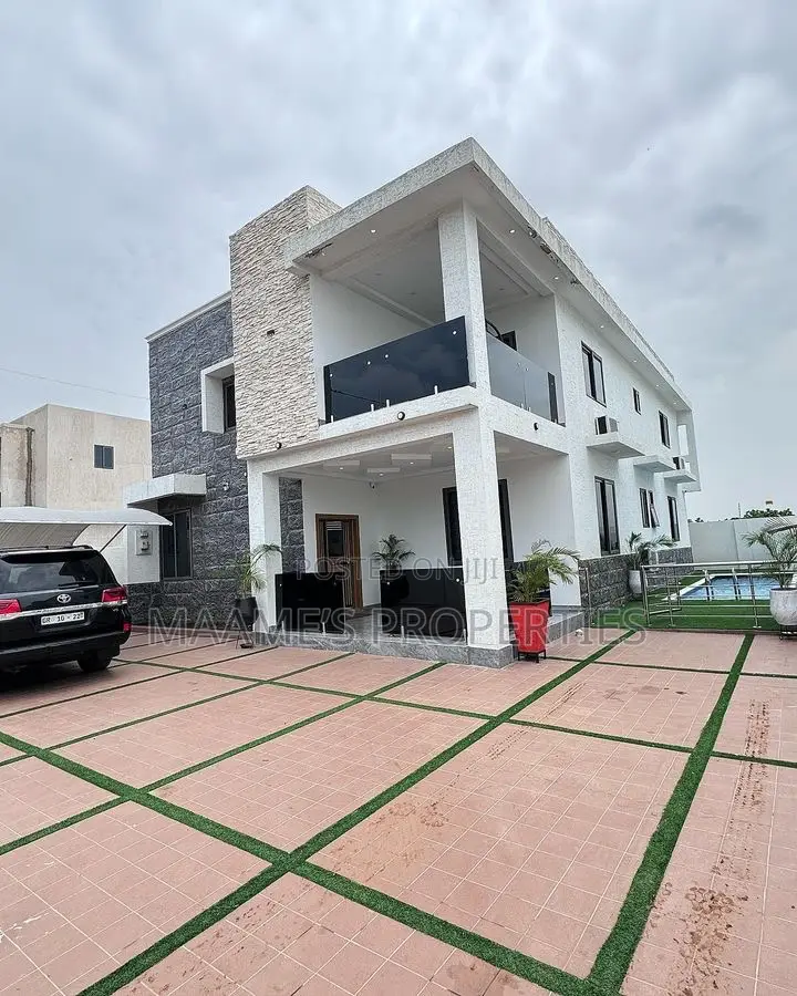 4bdrm Duplex in East Legon for sale