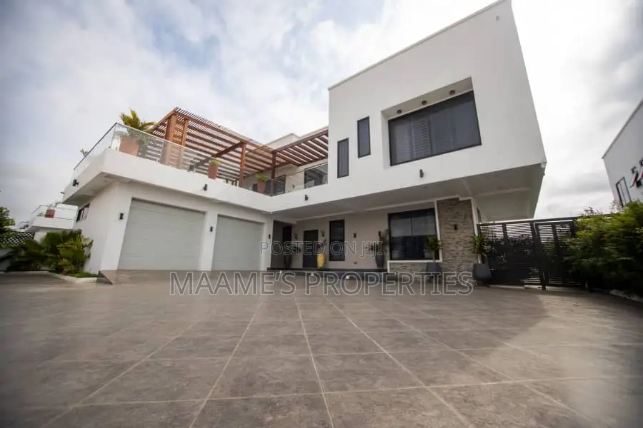 5bdrm Duplex in Sakumono for sale