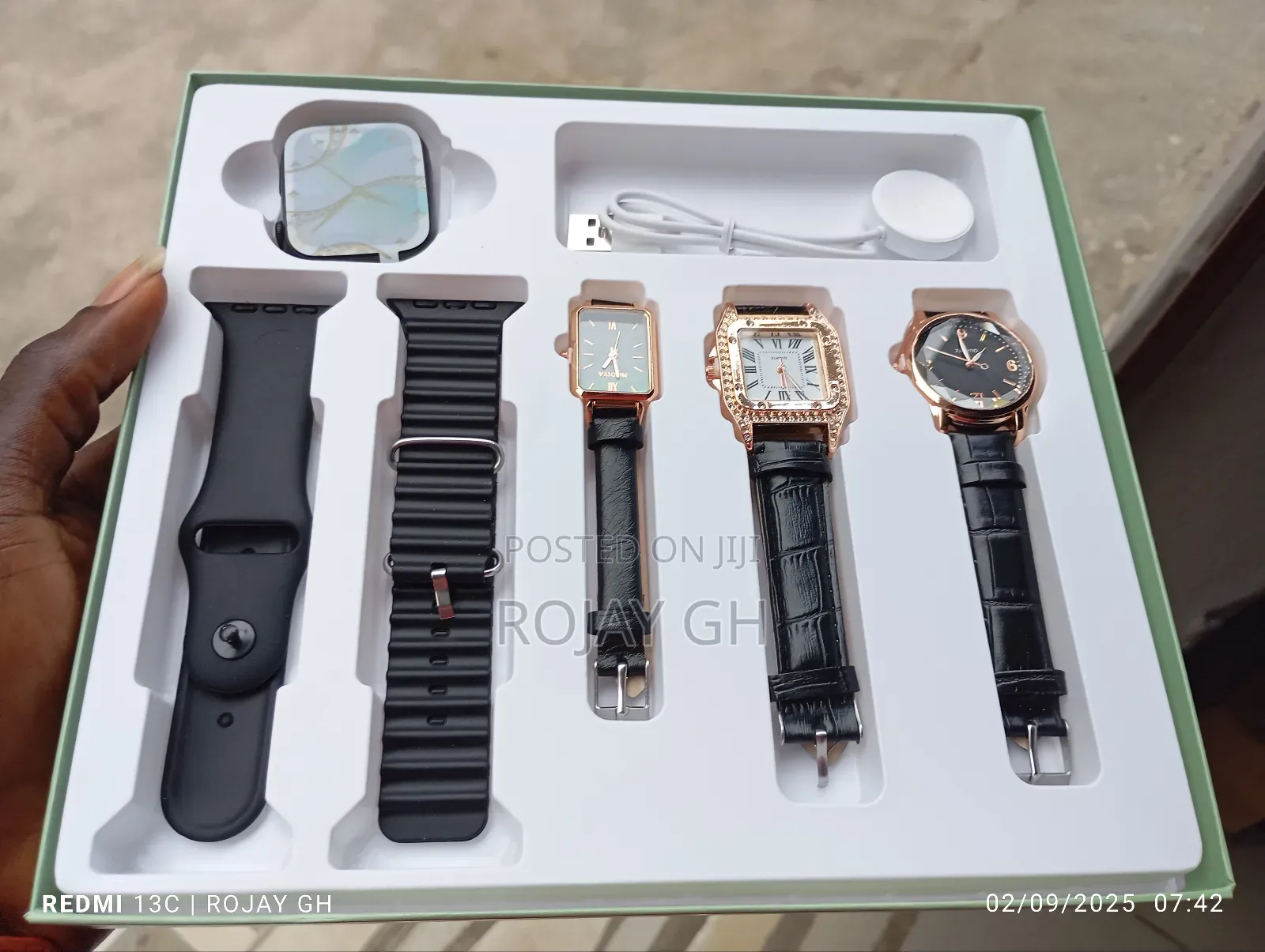 I-530 Smart Watch That Comes With 3 Female Quartz Watches - Black