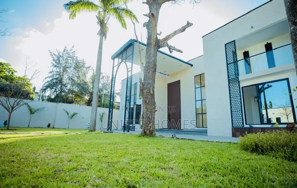 12bdrm House in Cantonments for sale