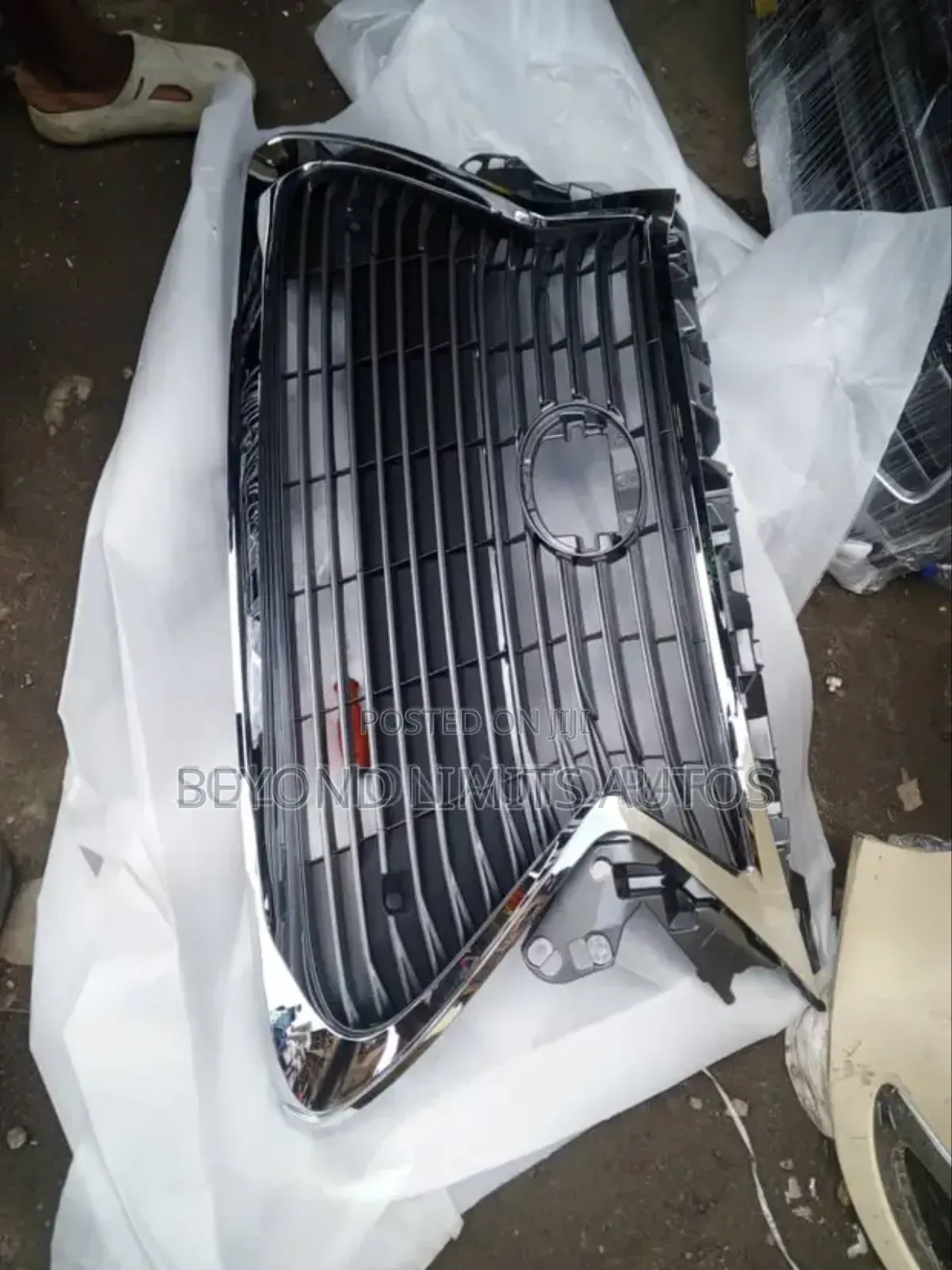 Lexus Es 350 2018,2019,2020 Front Bumper Grille/ Shell Complete