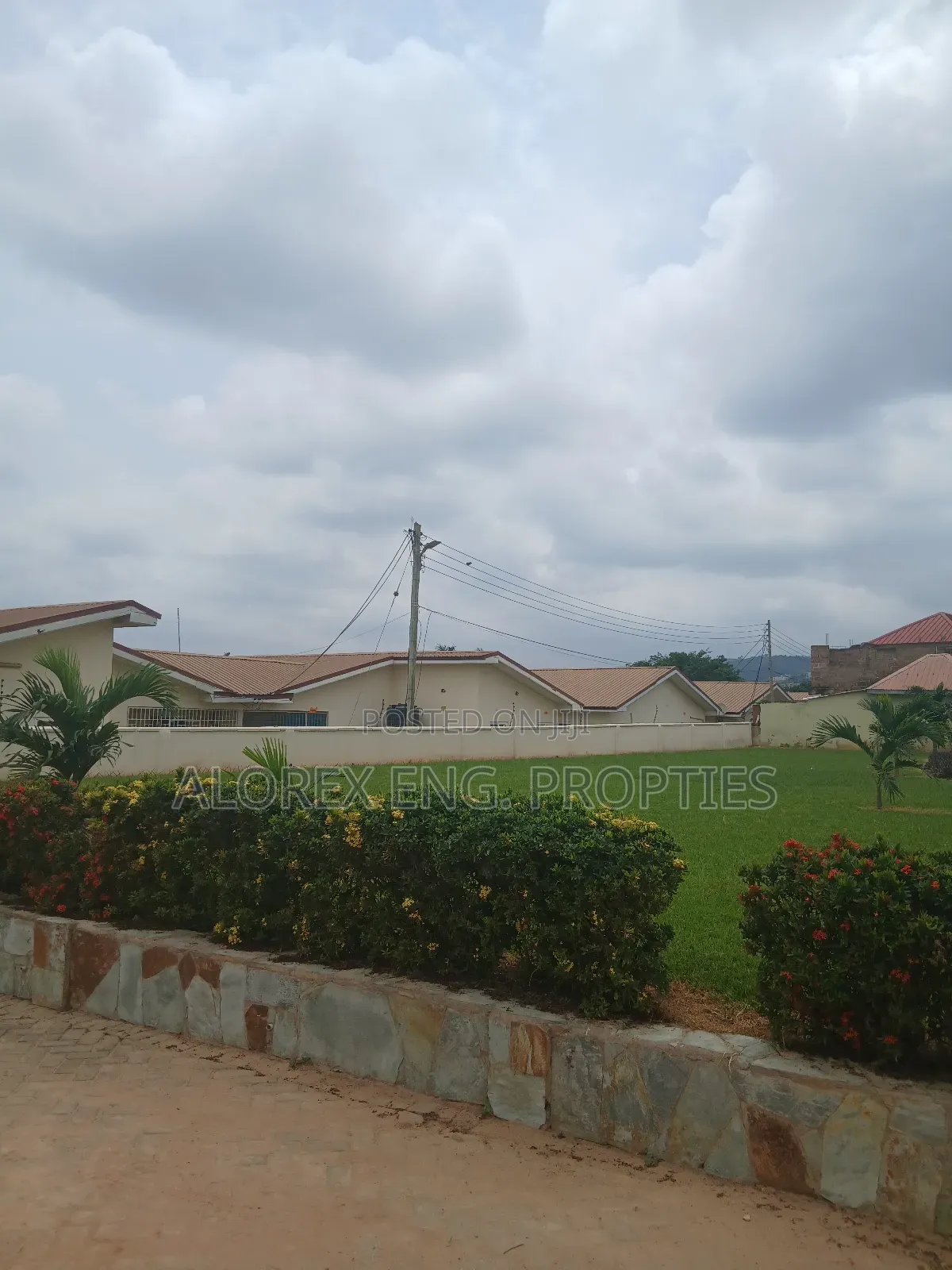 3bdrm Maisonette in Oyarifa for rent