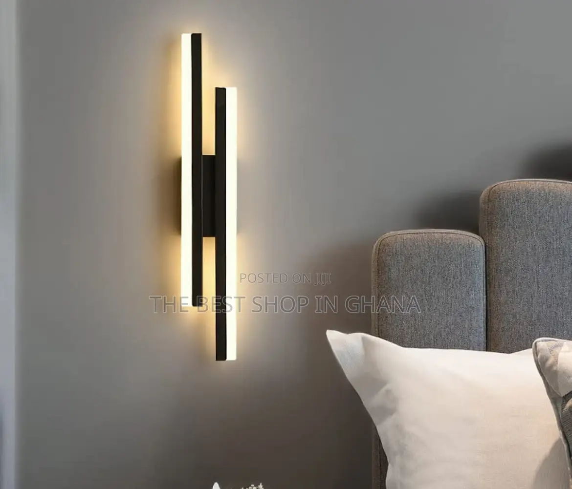 Uk Wall Light Single 220 Gh , the Light Is Not Rechargeable or Plug