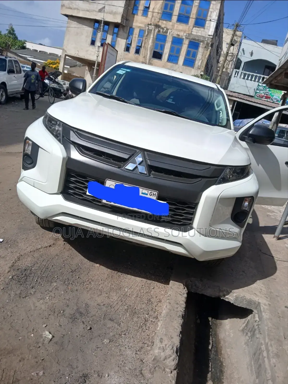 2017 Mitsubishi L200 Pick-Up Windscreen Available