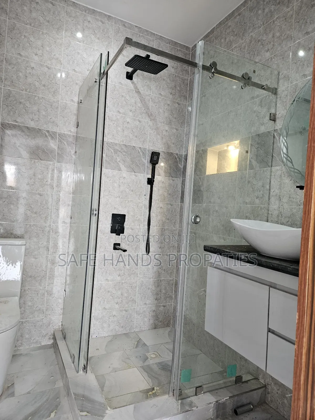 2bdrm House in School Junction, Accra Metropolitan for sale