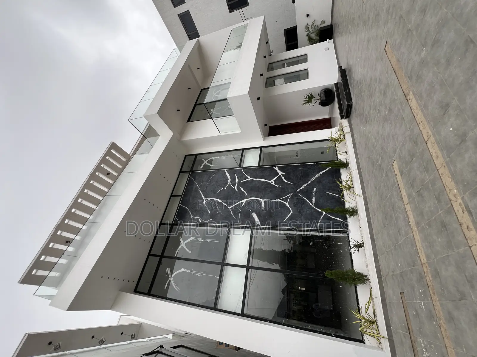 5bdrm House in Madina for sale