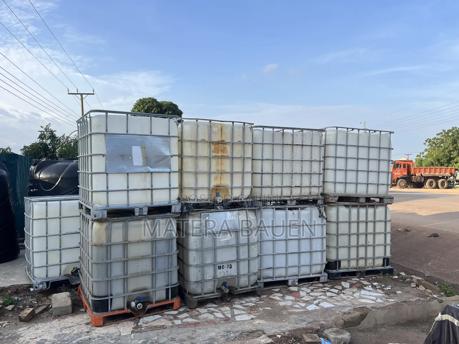 1000 Litres Water Tank Ibc Tanks, Water Storage. White Tank With Cage