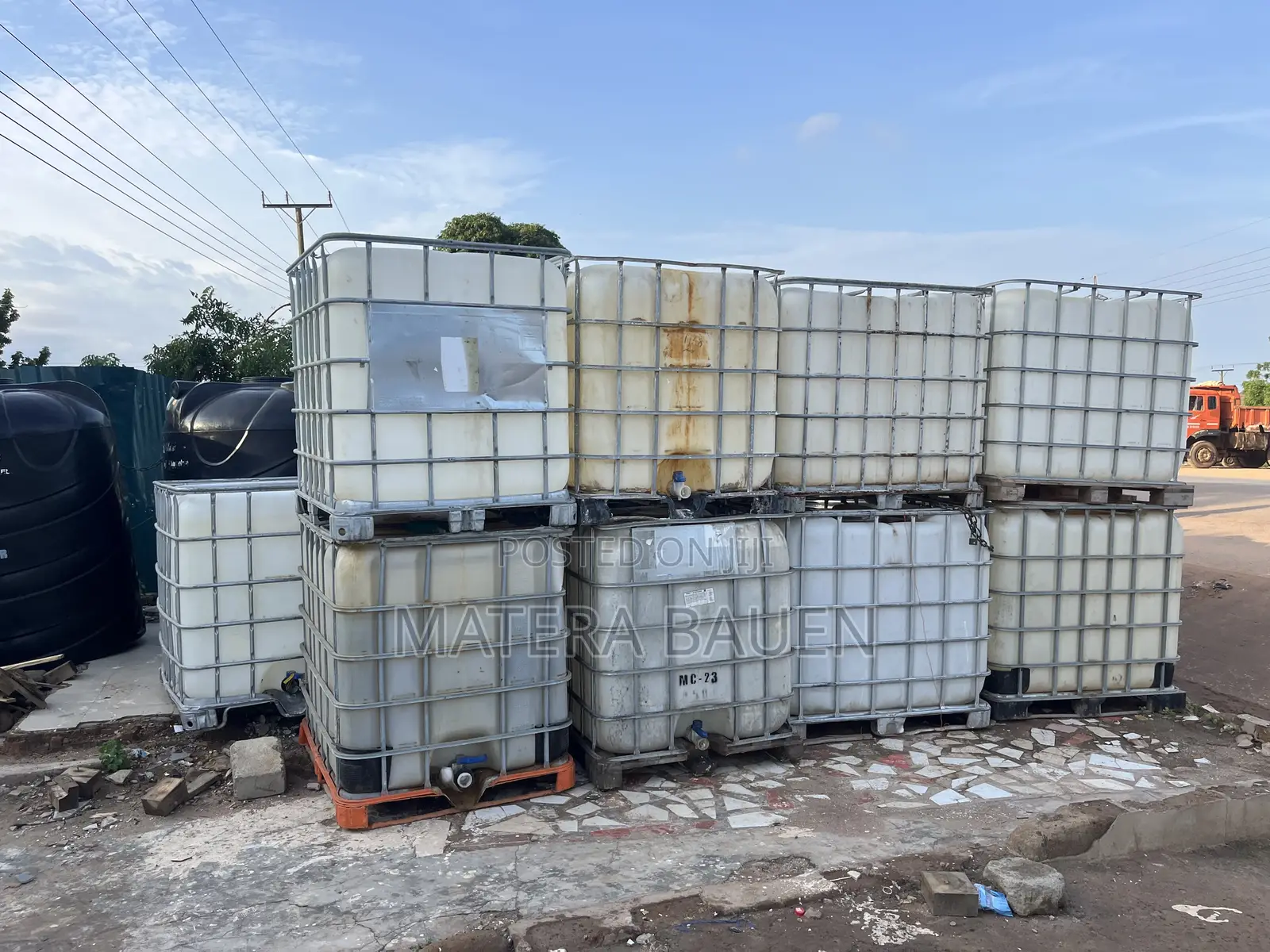 1000 Litres Water Tank Ibc Tanks, Water Storage. White Tank With Cage