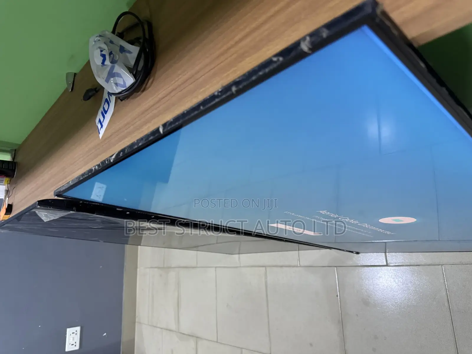 Neat Samsung 50 Inches Smart Crystal