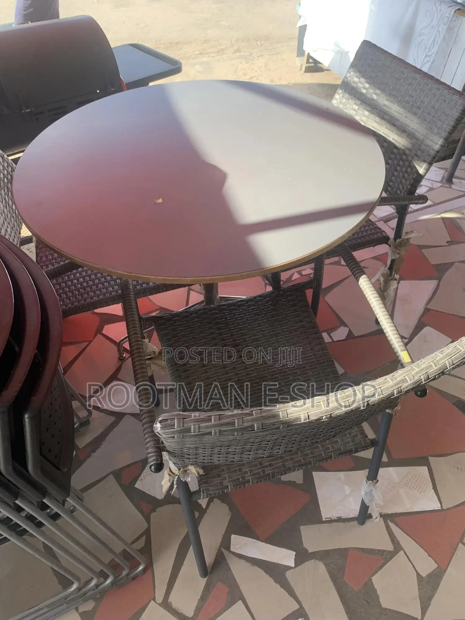 Stylish Outdoor Table Set – 1 Round Table + 4 Wicker Chairs