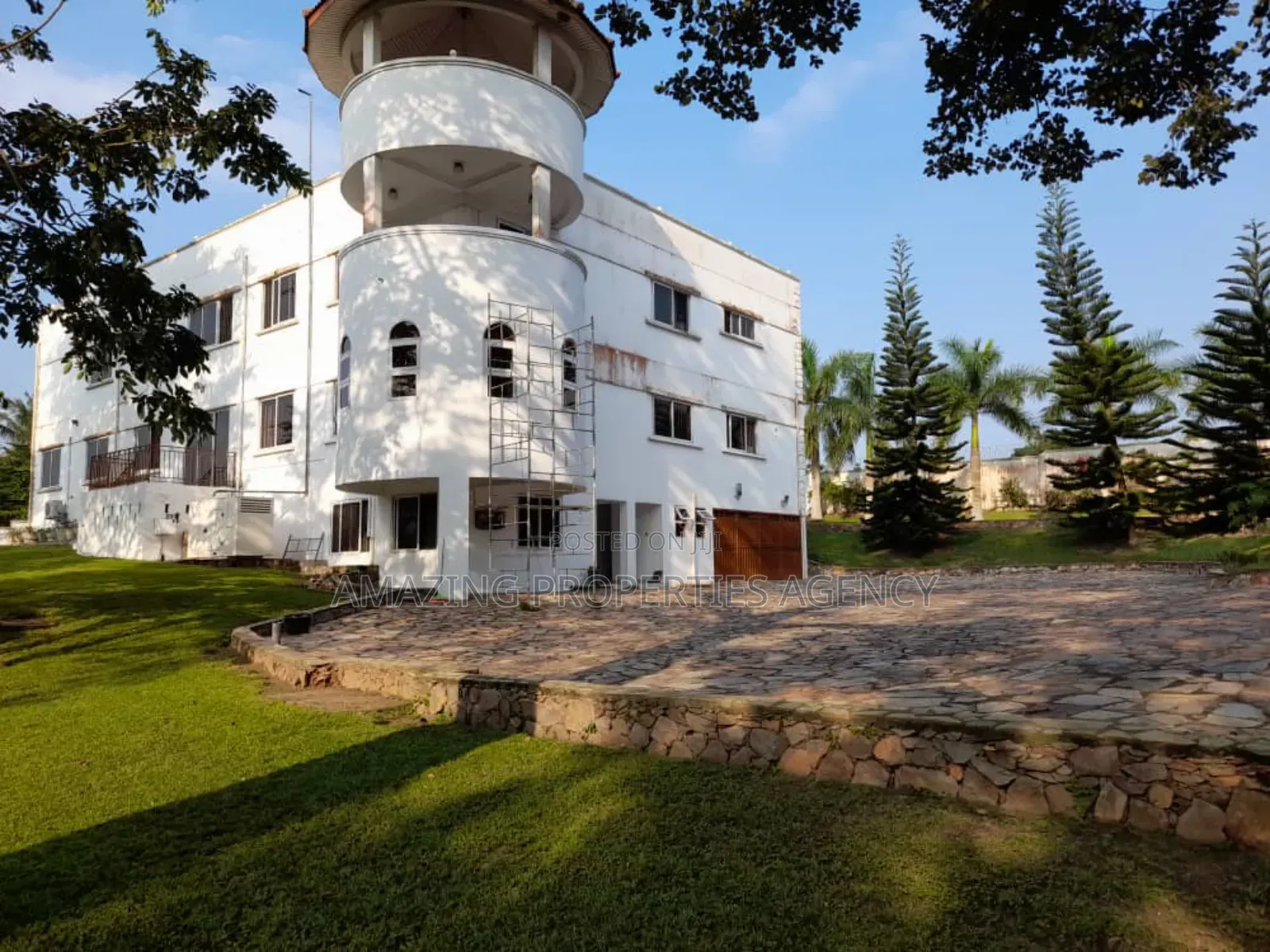 5bdrm Mansion in Aburi for sale