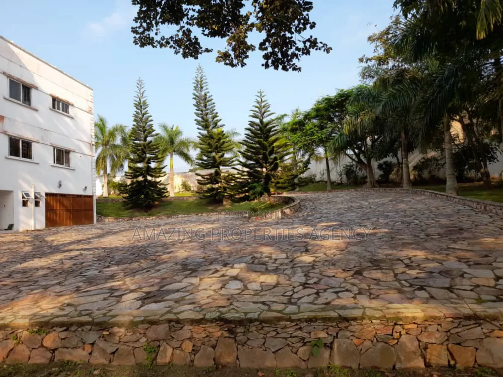 5bdrm Mansion in Aburi for sale