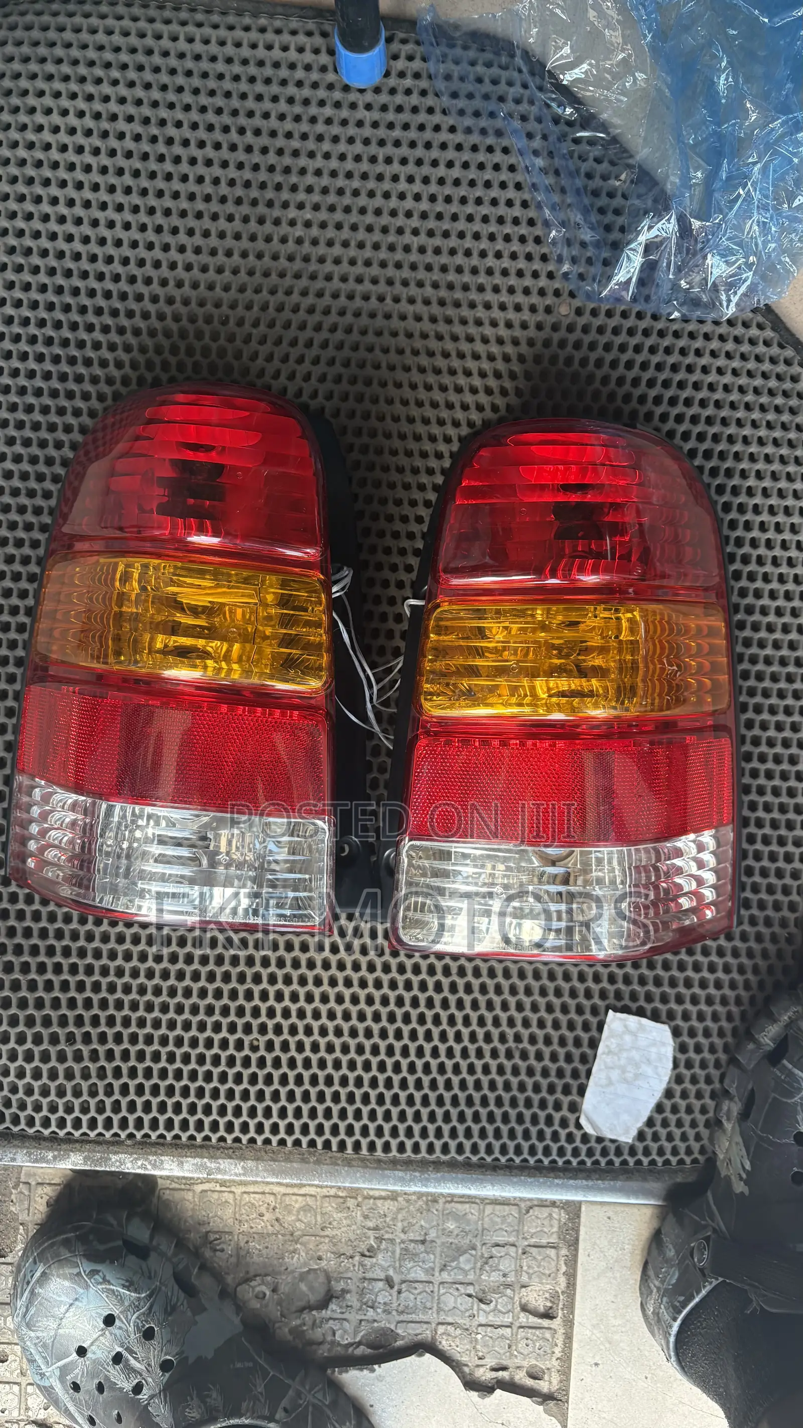 Ford Escape Taillight 2001,2002,2003,2004,2005,2006,2007