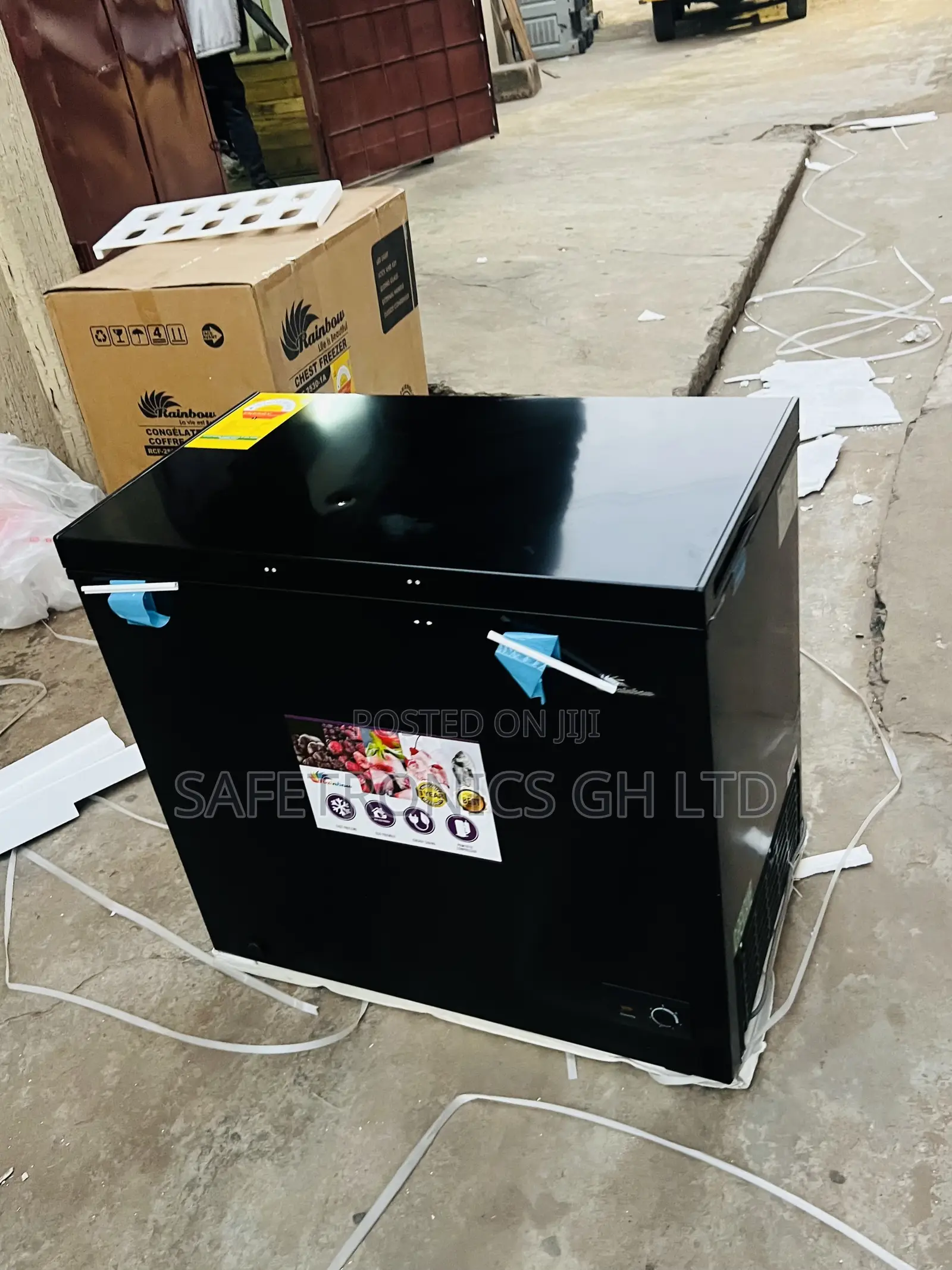 Get Classic Singledoor 200l Rainbow RCF-2530-1a Black Chestfreezer