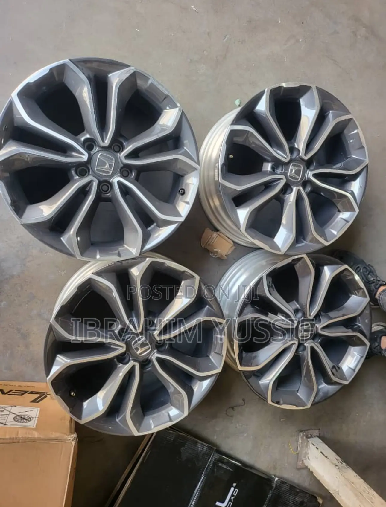 Honda CRV 18 Gray Set Available.