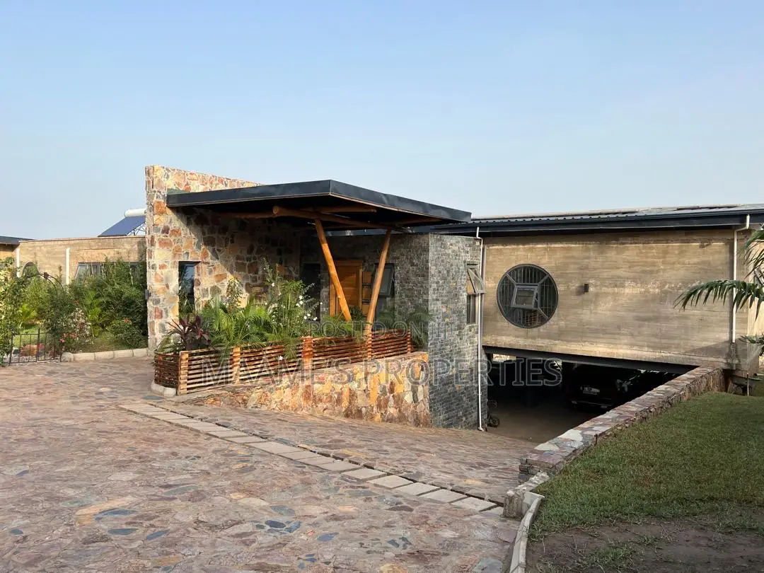 8bdrm Mansion in Aburi for sale