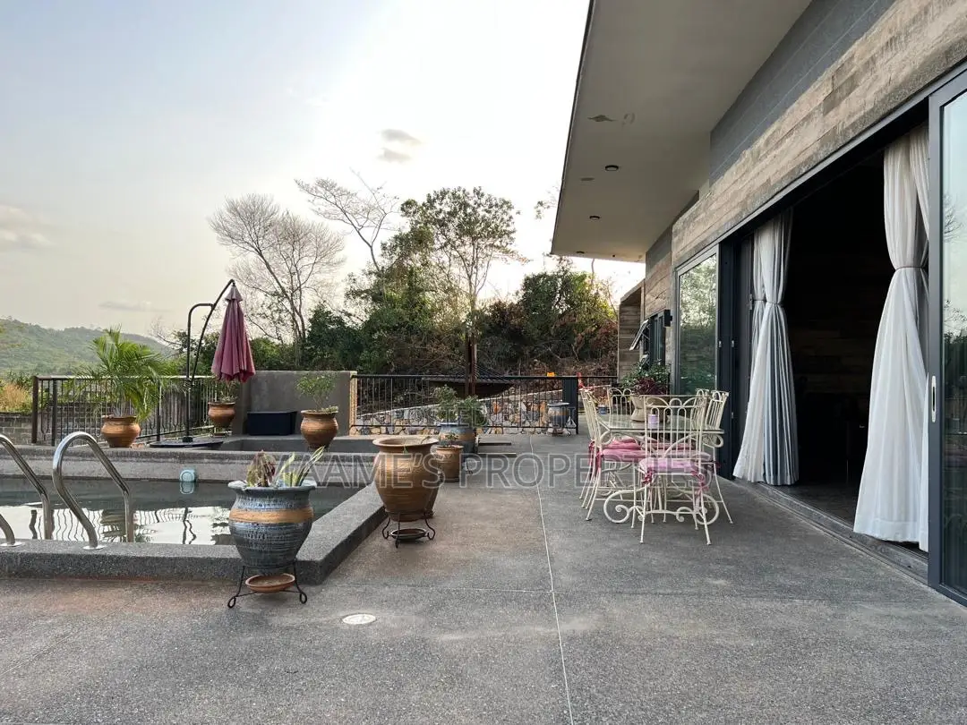 8bdrm Mansion in Aburi for sale