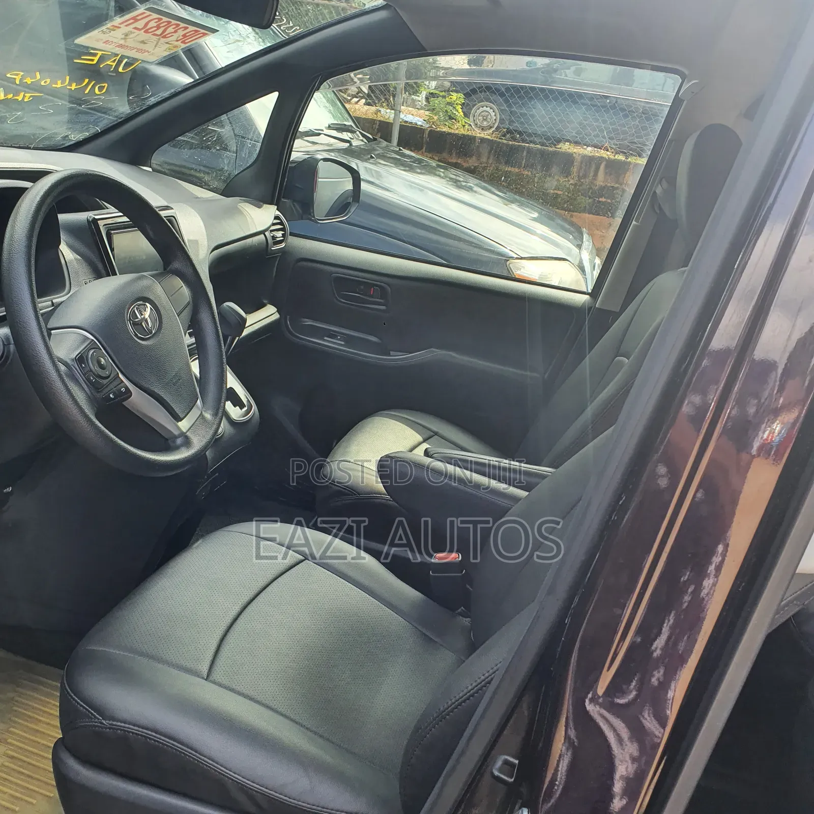 Toyota Noah 2015