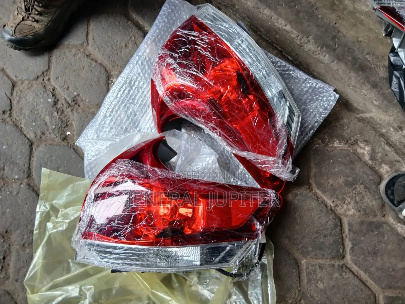 Toyota Venza Tail Light Pair.