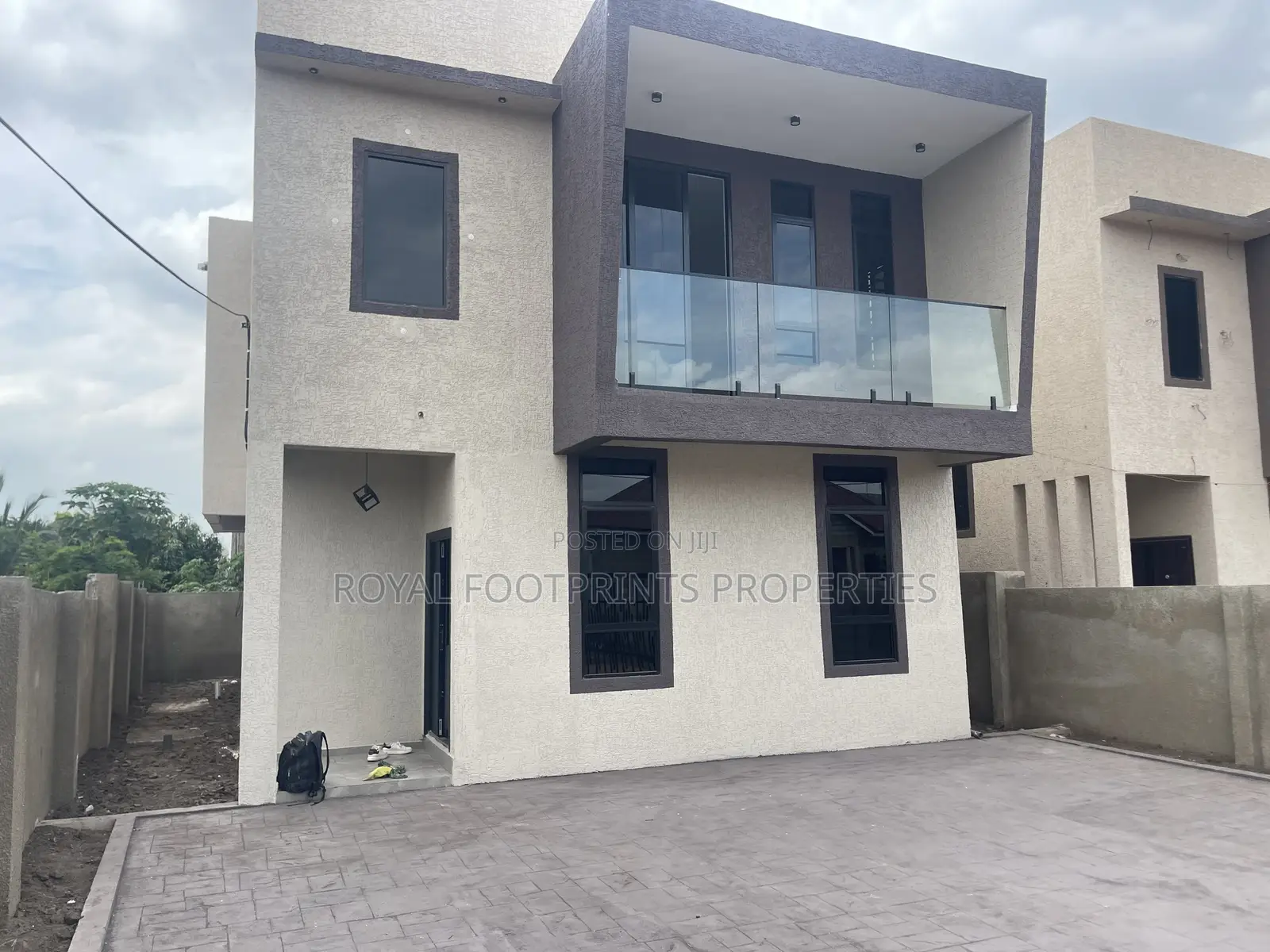 3bdrm House in Luxelooks Properties, East Legon for sale
