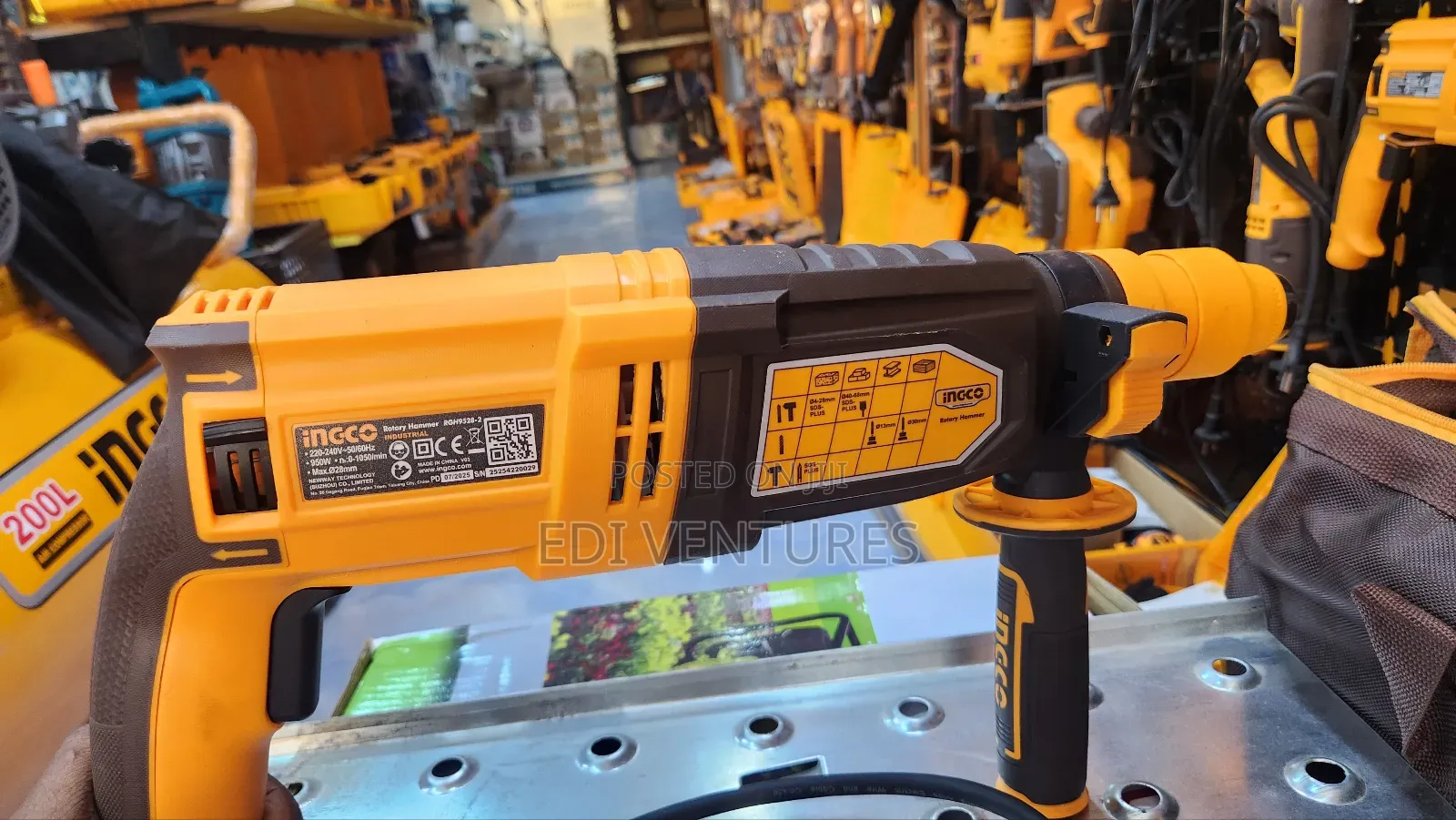 Ingco Rotary Hammer 950 Watts With Replaceable Chuck for All Bit Types