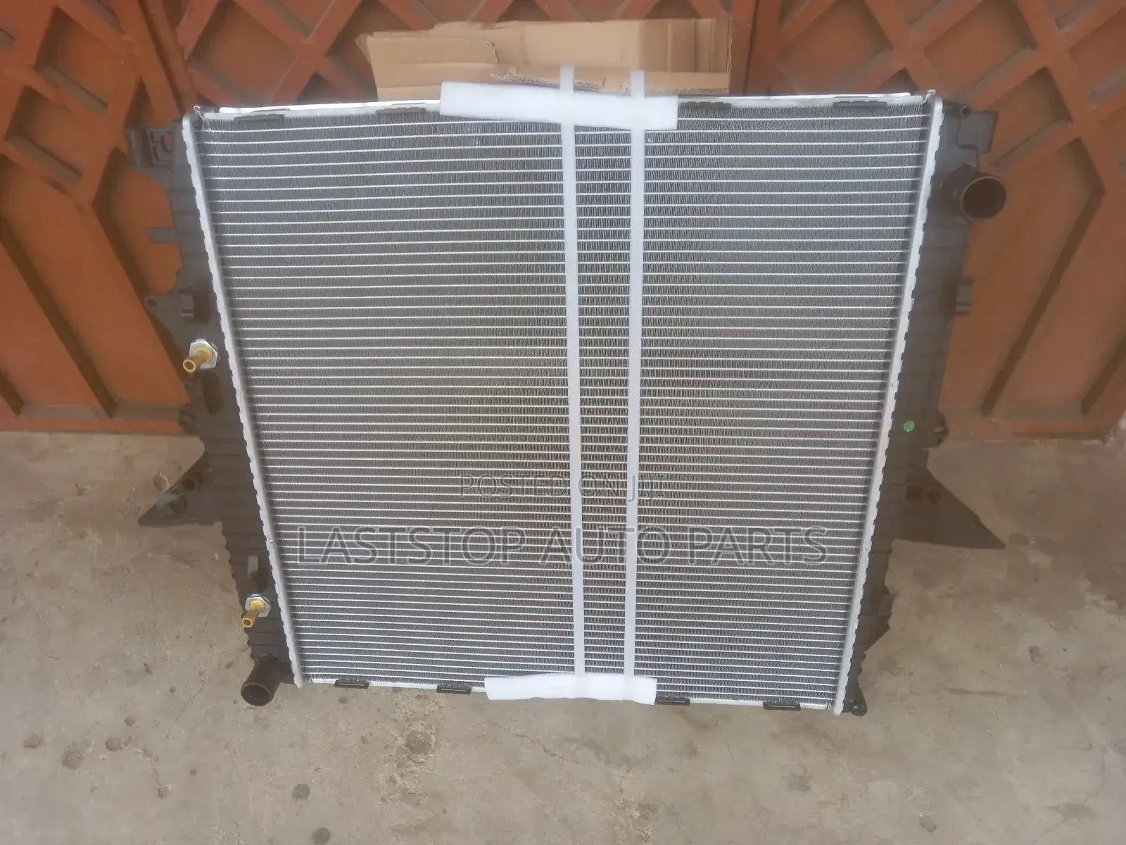 Land Range Rover Discovery 4, 5 Radiator [Water Tanks] - To All Areas.