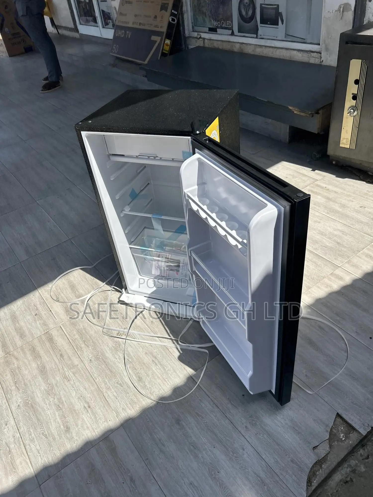 Energy Sufficient Top Mount 90l Tabletop Pearl 1 Door Glass Black