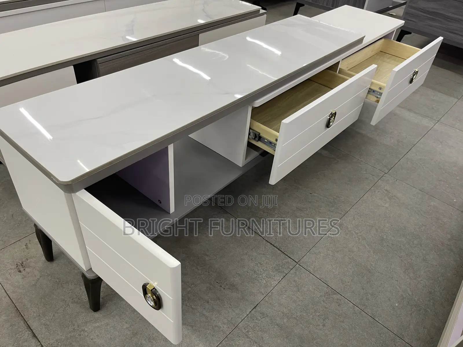 Wooden Tv Stand With a Drawer