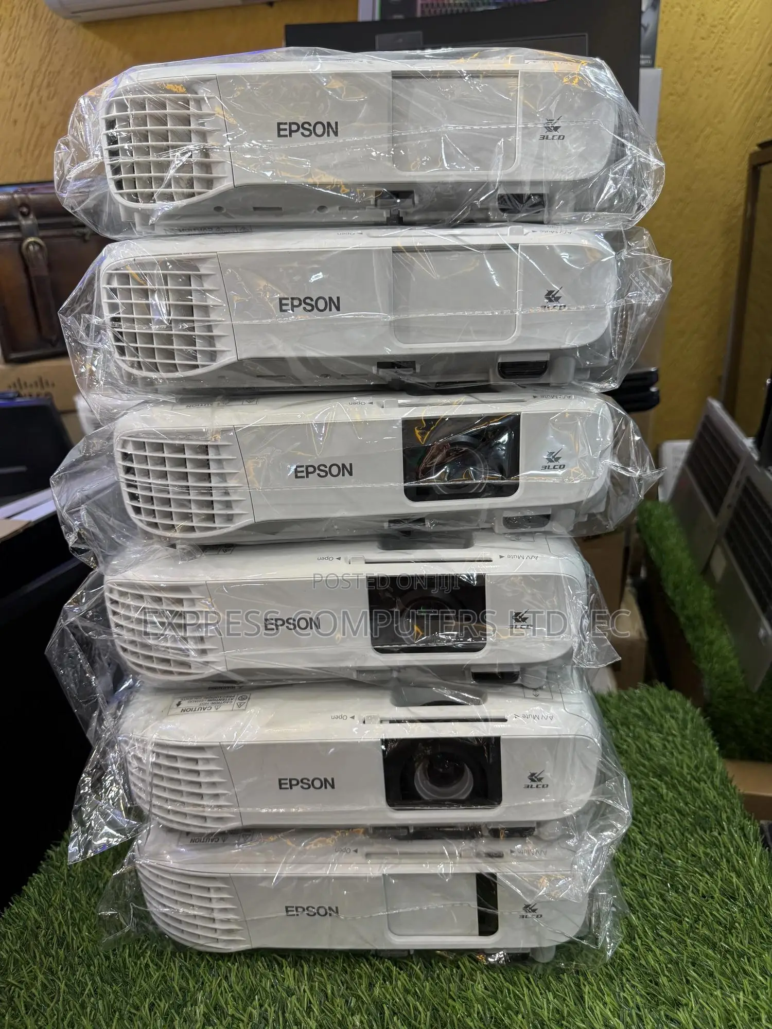 Epson Original Projector 4000 Lumen With Original Remote From Uk