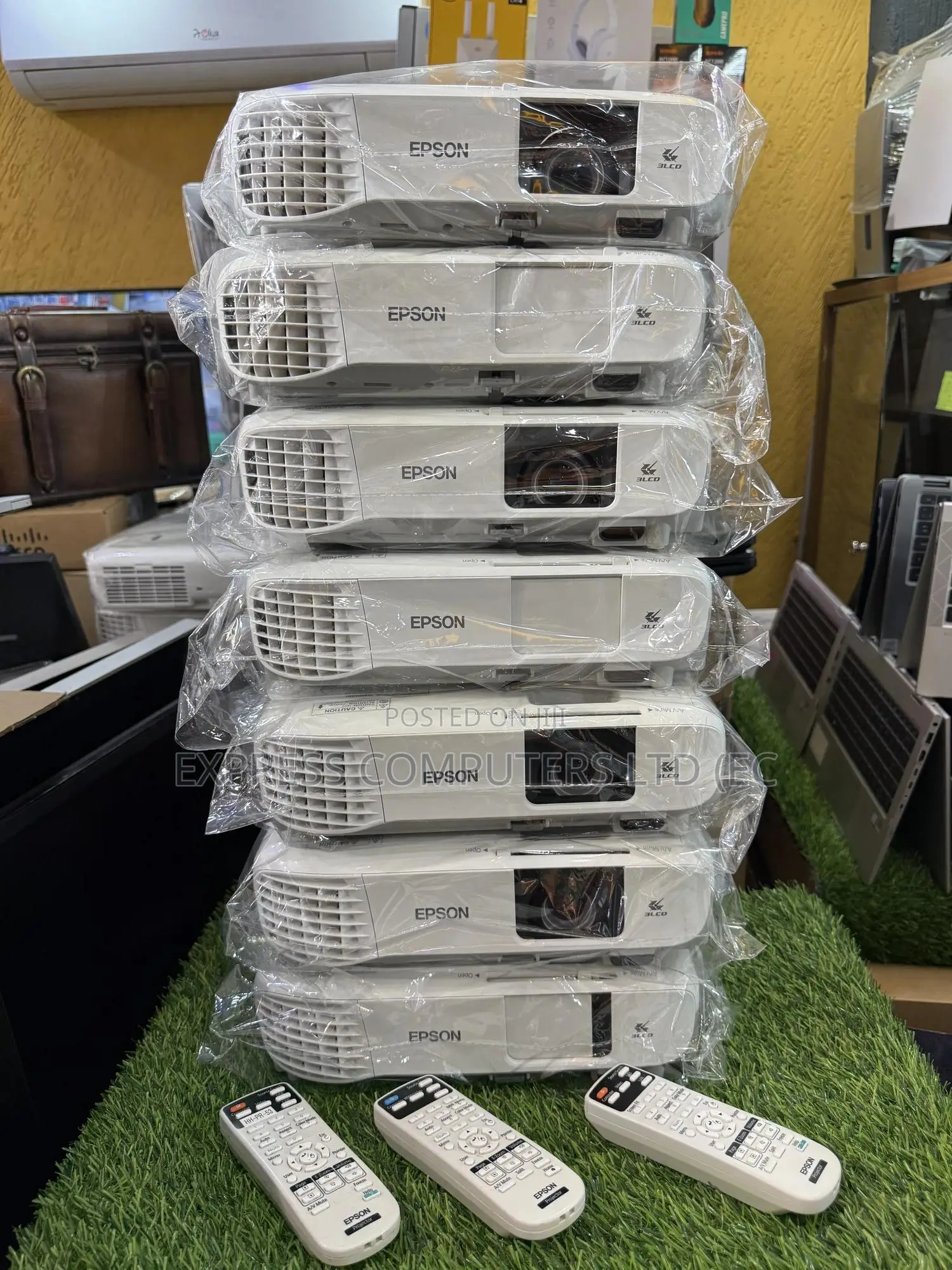 Epson Original Projector 4000 Lumen With Original Remote From Uk