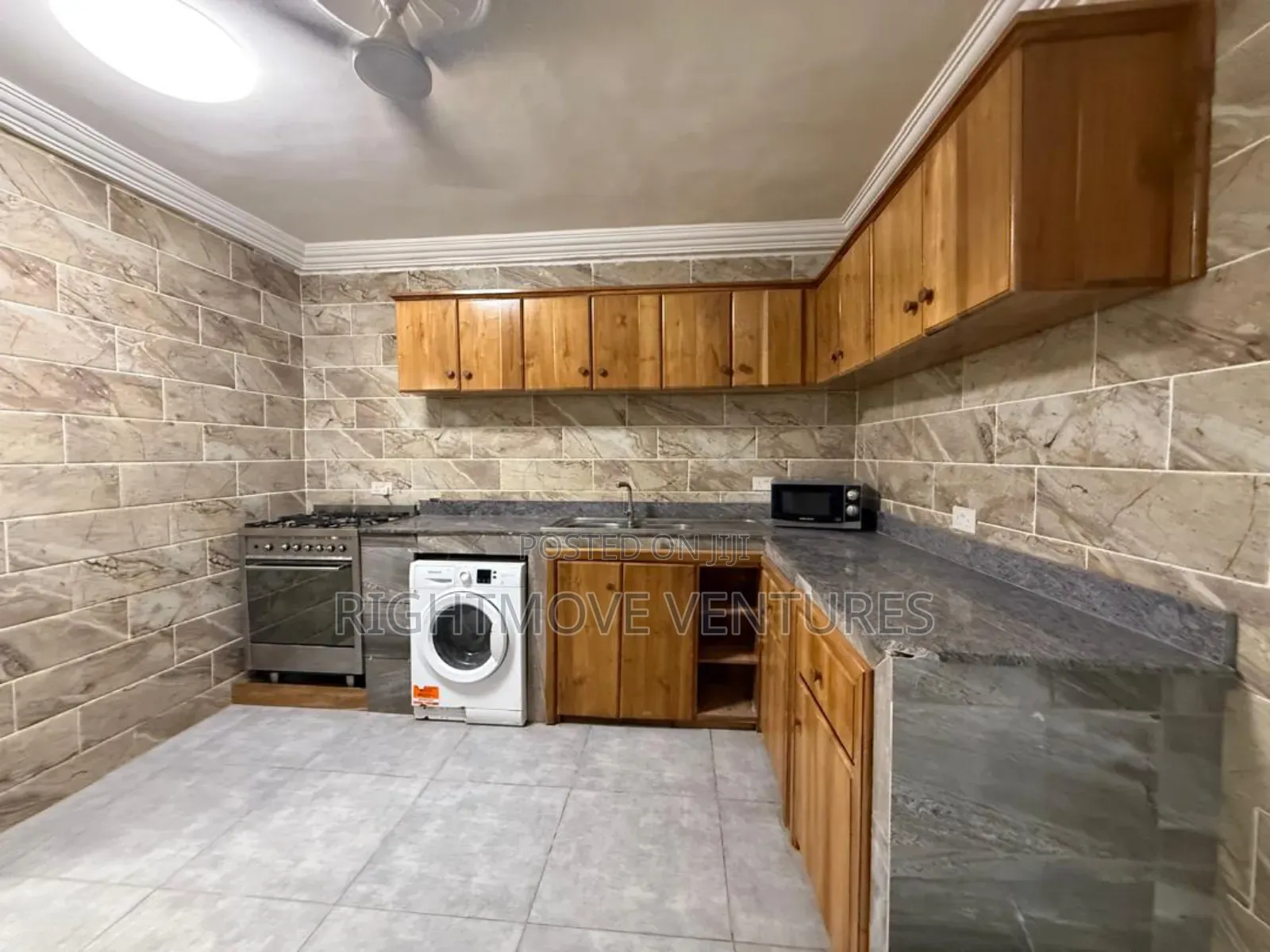 Fully Furnished 3 Master Bedrooms Apartment for Short Stay