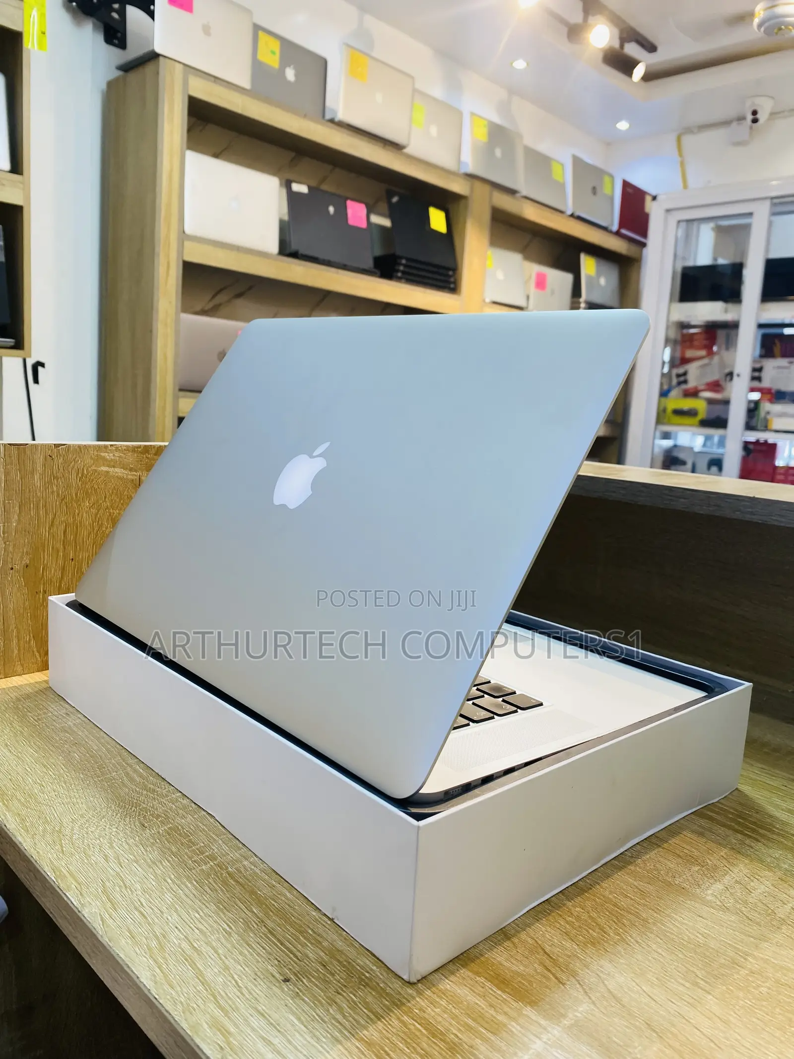 New Laptop Apple MacBook Pro 2015 16GB Intel Core I7 SSD 256GB