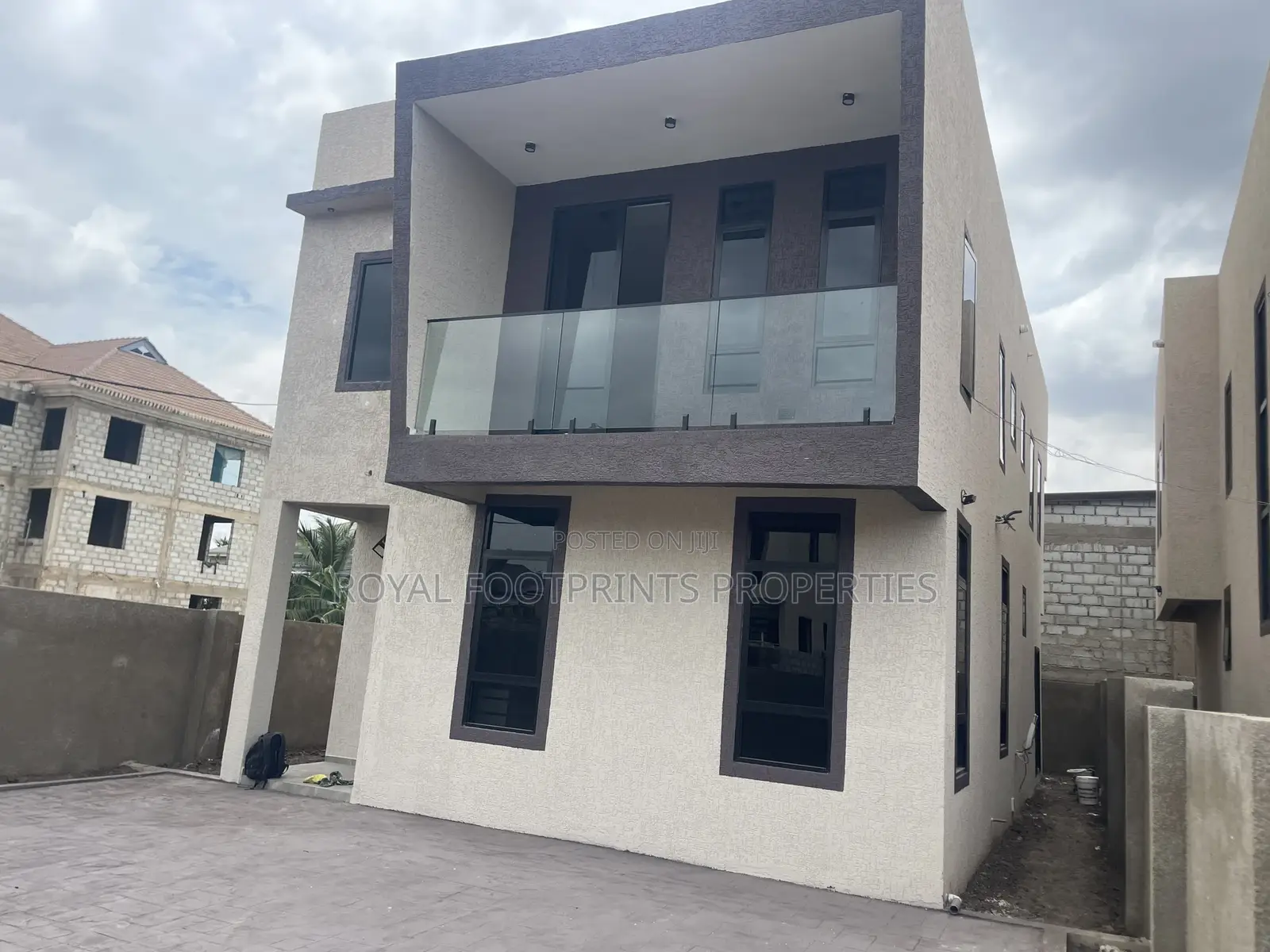 3bdrm House in Luxelooks Properties, East Legon for rent