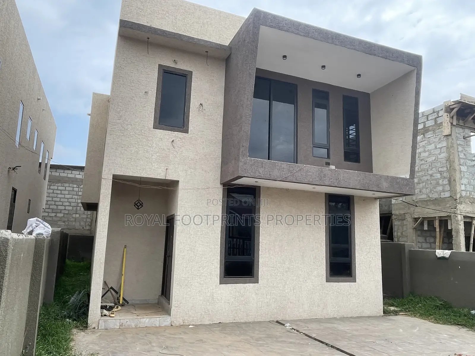 3bdrm House in Luxelooks Properties, East Legon for rent