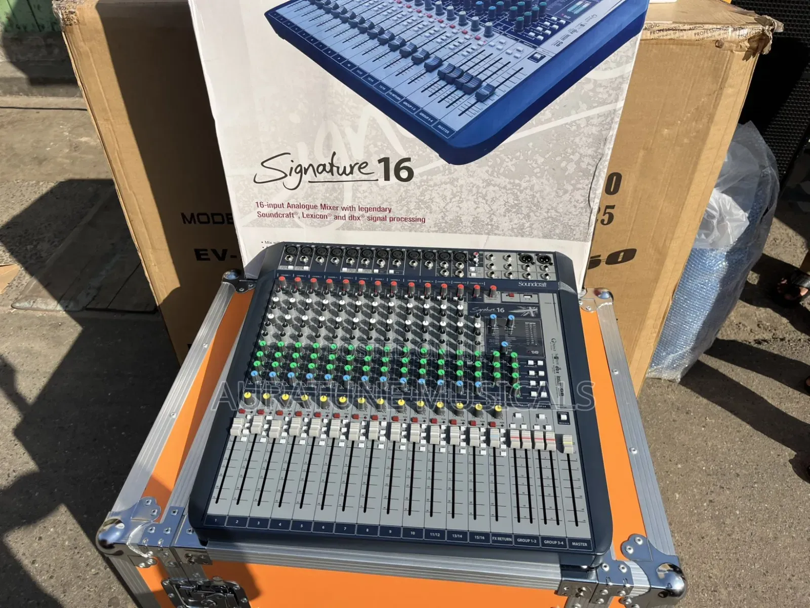 Soundcraft Signature 16 Channel Mixer