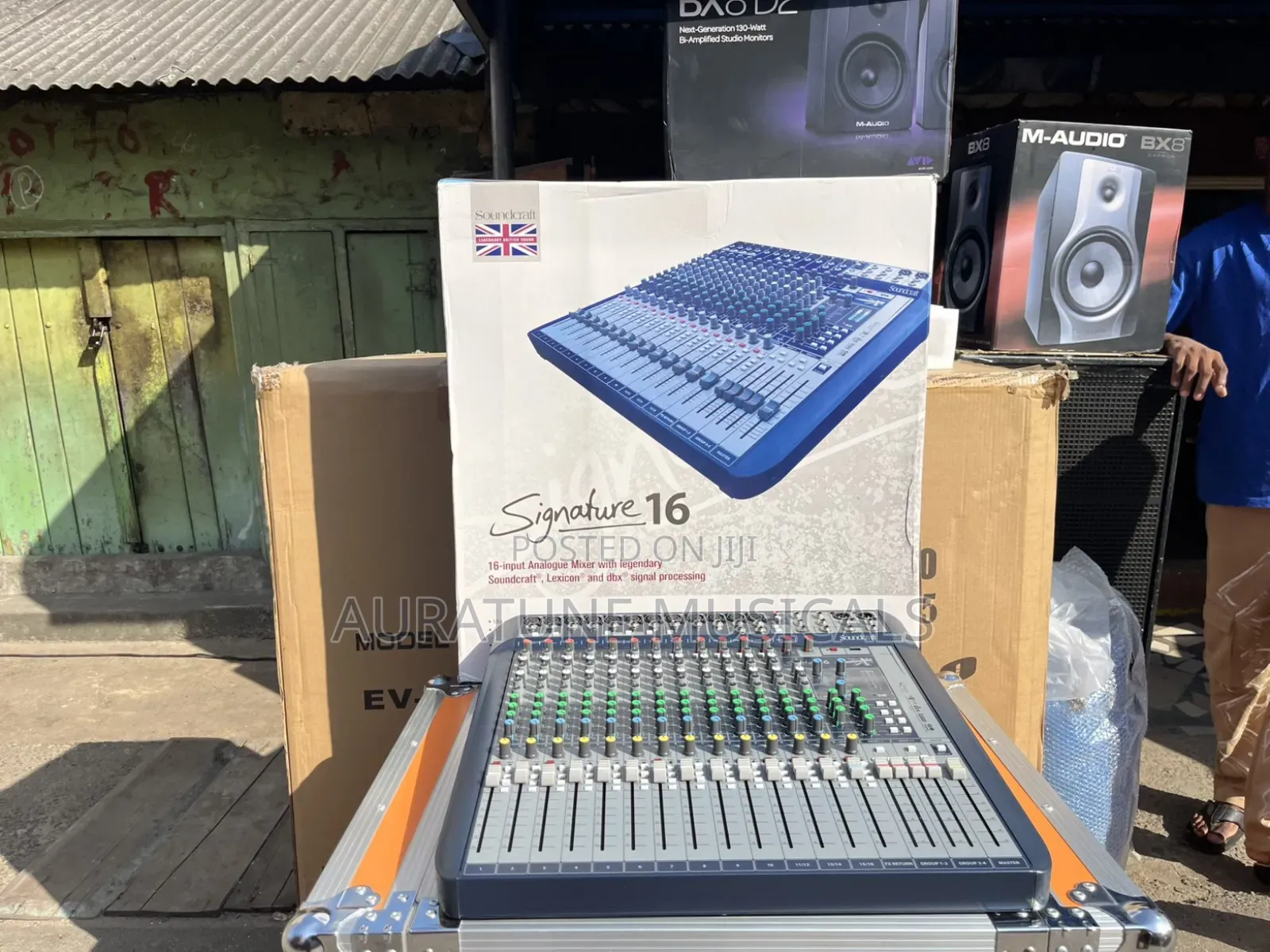 Soundcraft Signature 16 Channel Mixer