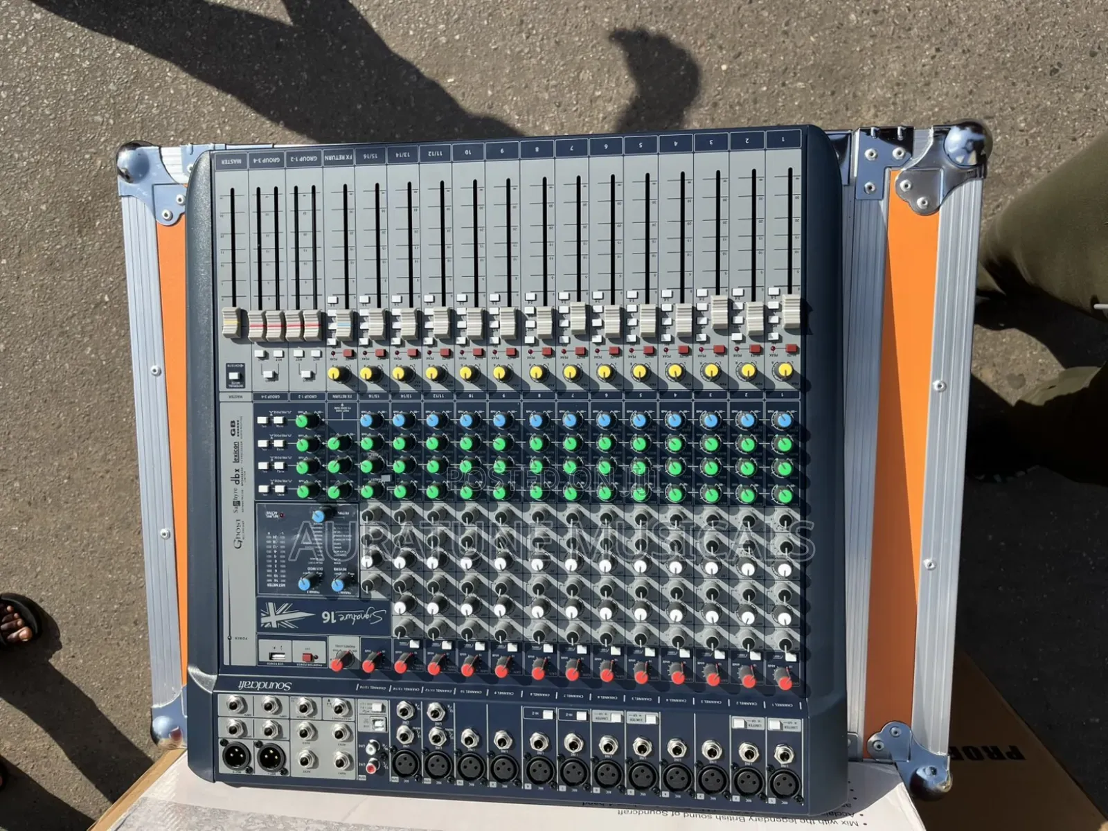 Soundcraft Signature 16 Channel Mixer