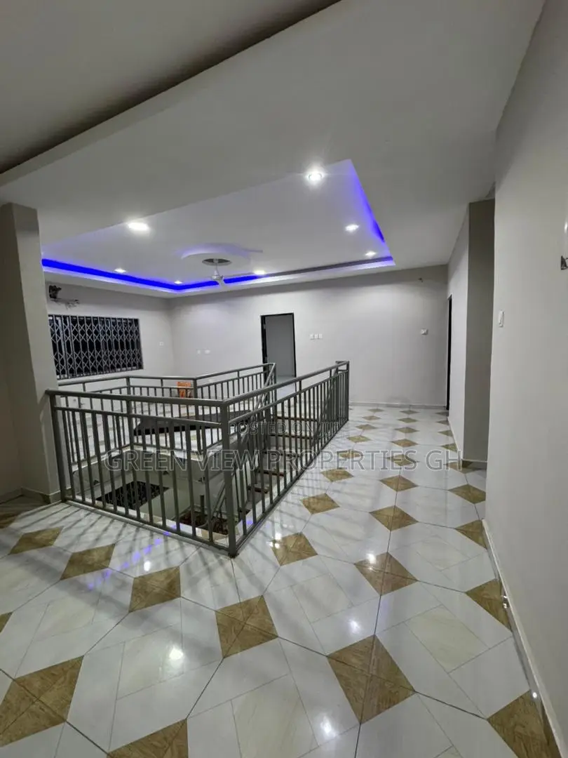 7bdrm Duplex in West Hills Mall Area for rent