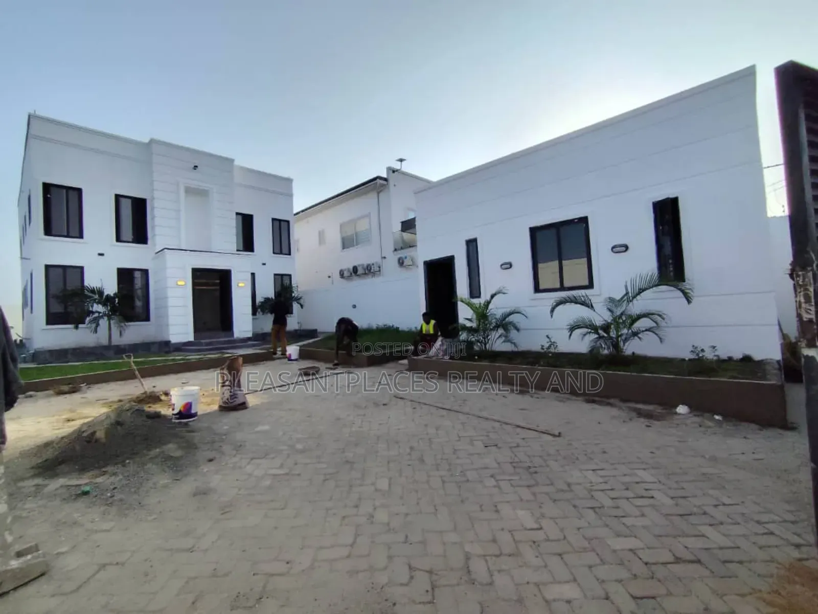 4bdrm Duplex in Pleasantplaces, East Legon for sale