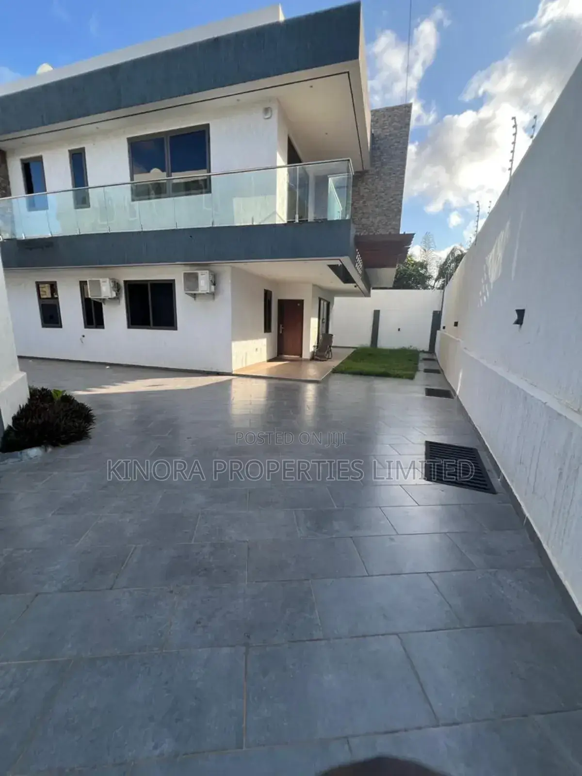 5bdrm Duplex in East Airport for rent
