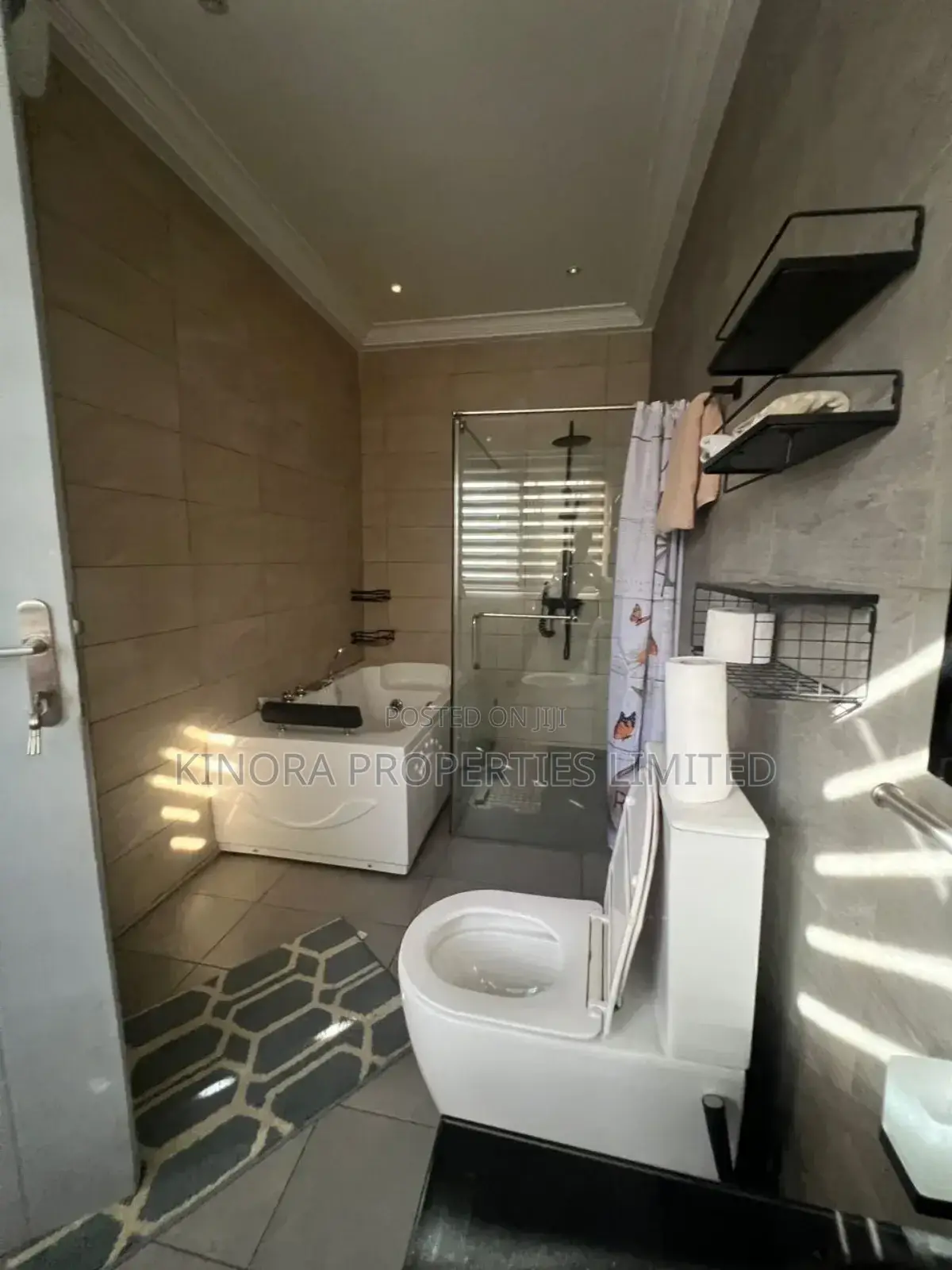 5bdrm Duplex in East Airport for rent