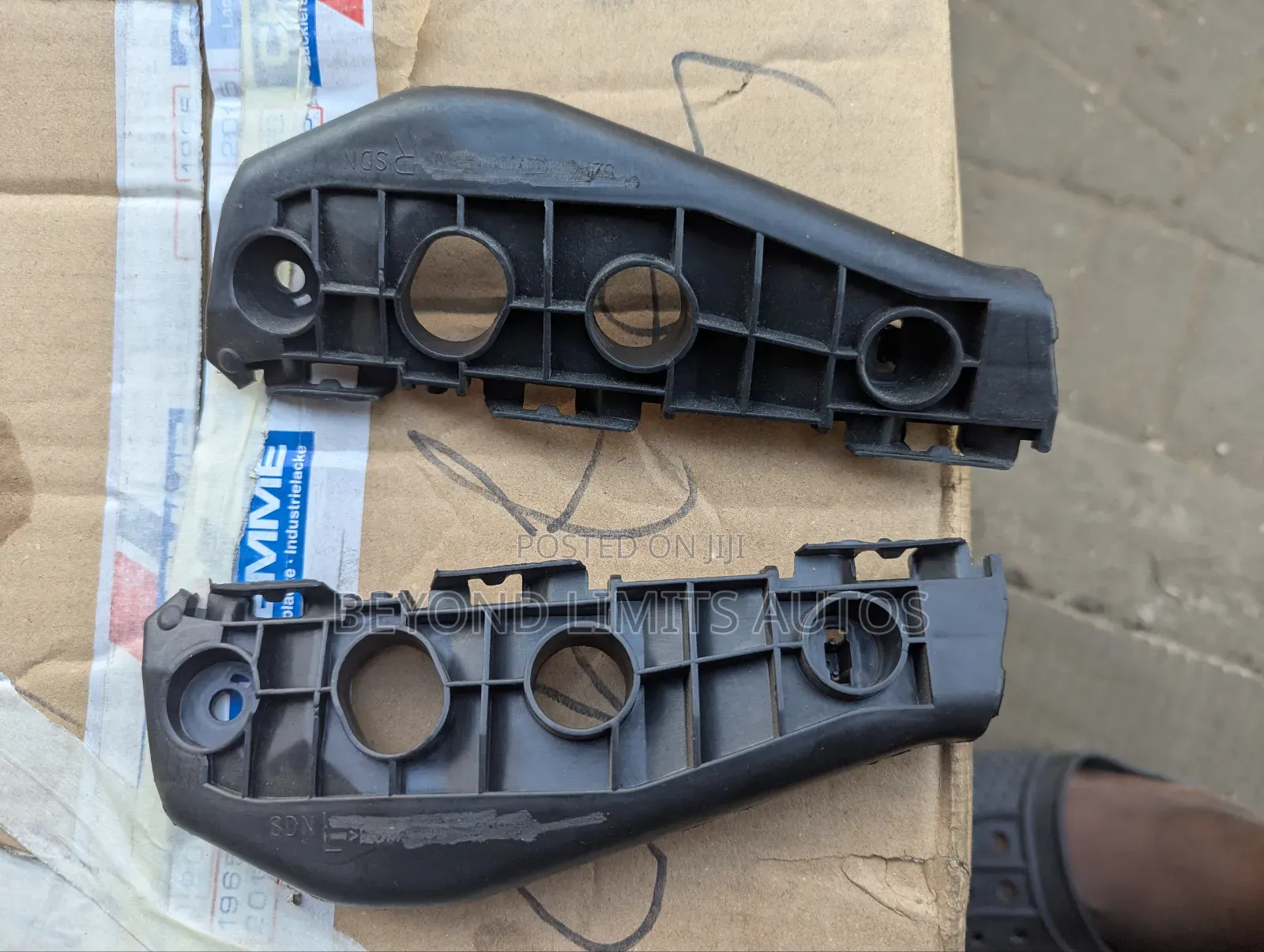 Toyota Corolla 2009,2010,2011,2012,2013 Fender/ Bumper Locker Pair