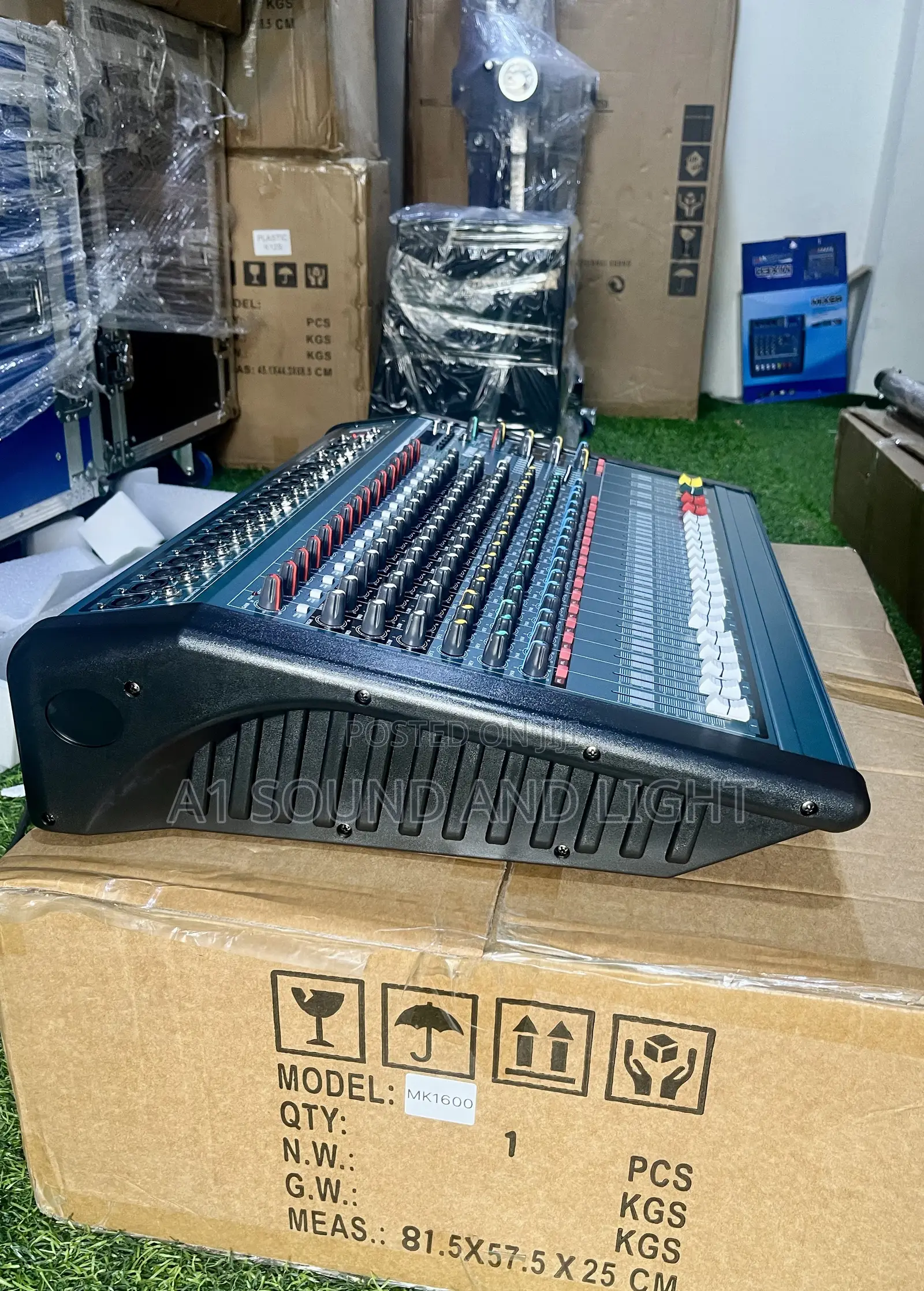 Yamaha Mk16 - 16 Channels Powered Mixer