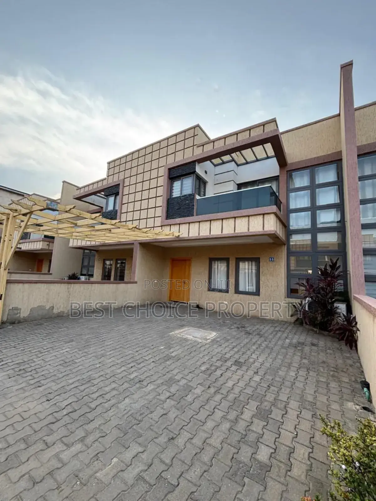 4bdrm Apartment in School Junction, Ashaley Botwe for rent